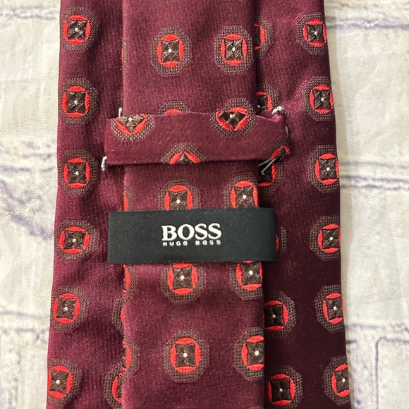 HUGO BOSS BURGUNDY RED PURPLE MULTI COLORED SILK ITALY MADE MENS TIE - Picture 5 of 8